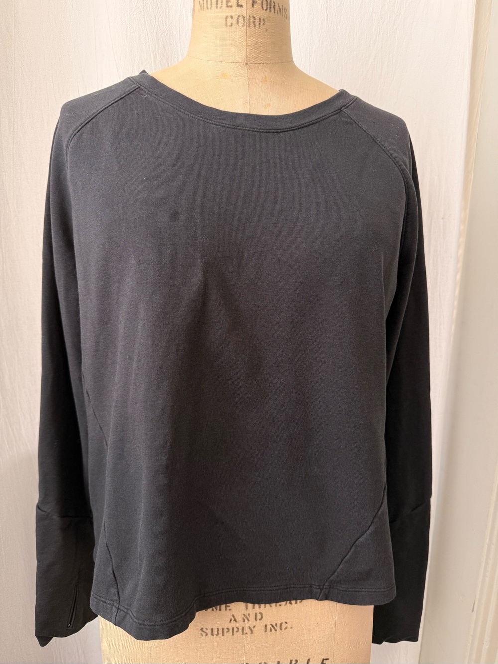 Athleta, Long Thumbholes Sleeve Crewneck Warm-up Top, sz M